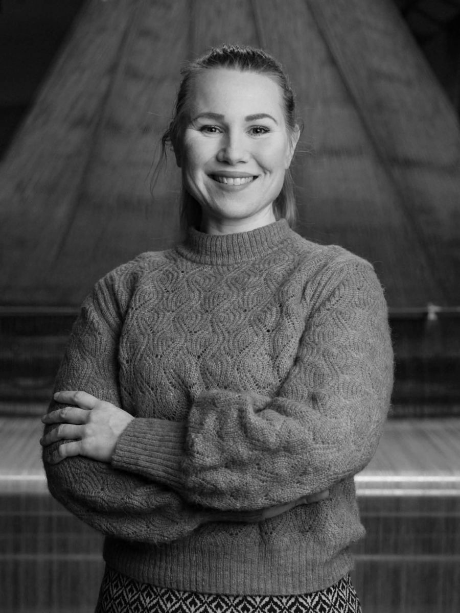 Lisa Blom holder foredrag om vevtradisjoner i Agder. Portrett av Lisa Blom.