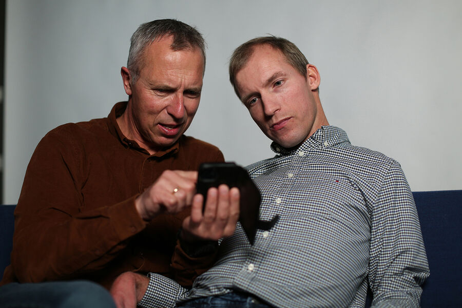 To mennesker som ser sammen på en smarttelefon