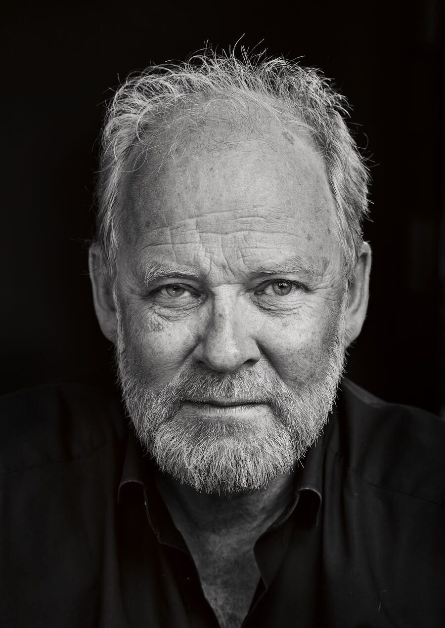 Svart-hvitt fotoportrett av mann 