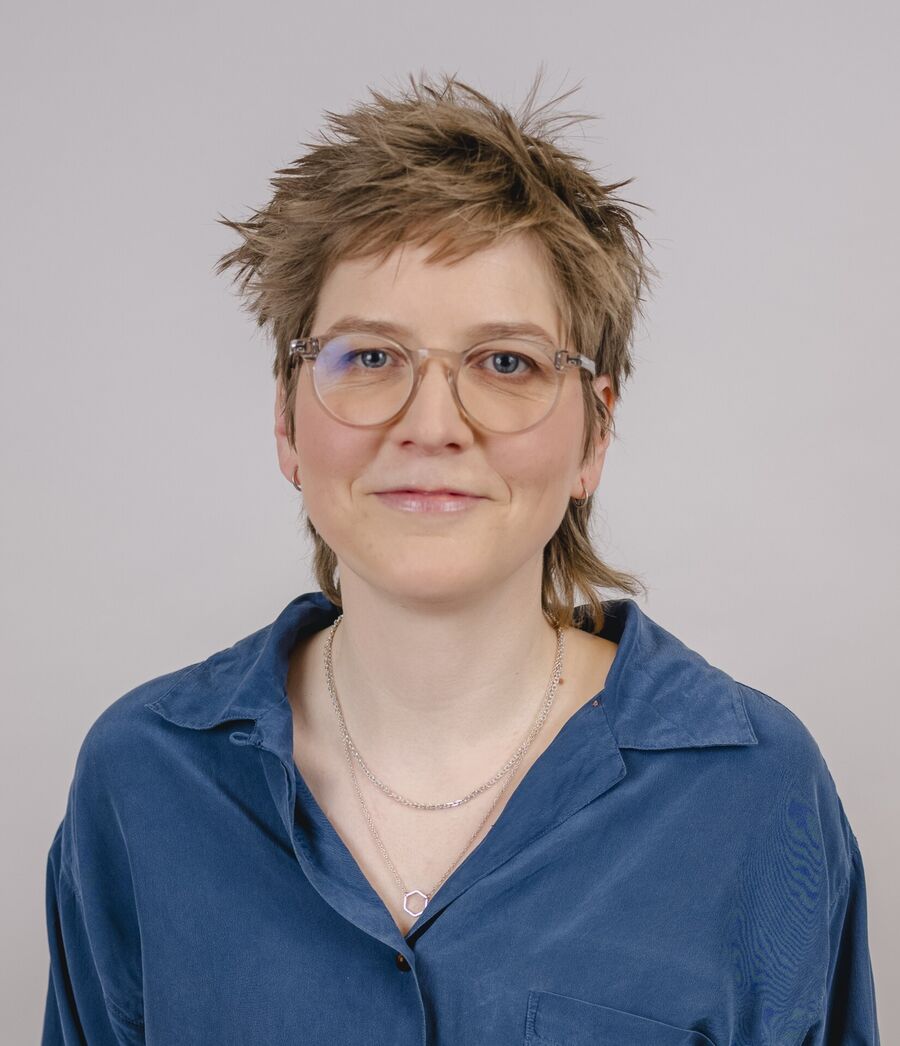 Biolog og forfatter Anna Blix snakker om dyrs mer eller mindre vellykkede foreldreskap. Portrett av Anna Blix.