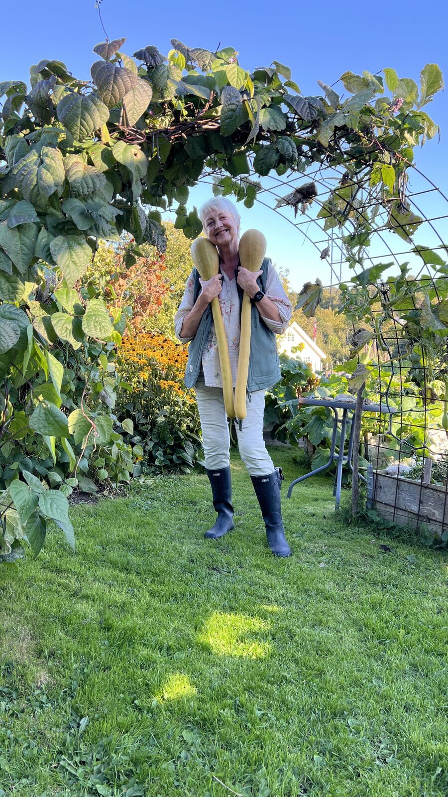 Anne Endresen komnmer til Vågsbygd bibliotek. Foto: @annemorshage Anne Endresen under plantebue