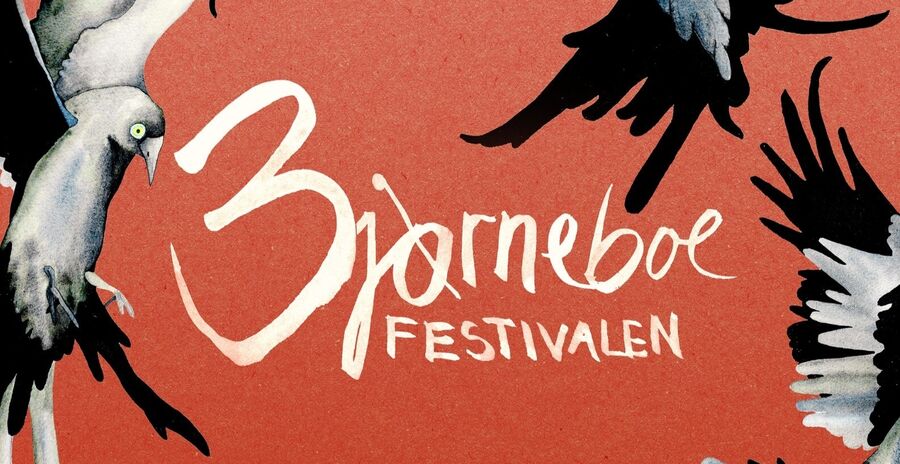 Bjørneboefestivalen finner sted 14.-17. oktober. (Ill.: Mathea Rognerud) Plakat for Bjørneboefestivalen som viser noen måker, skjærer og kråker som slåss i luften