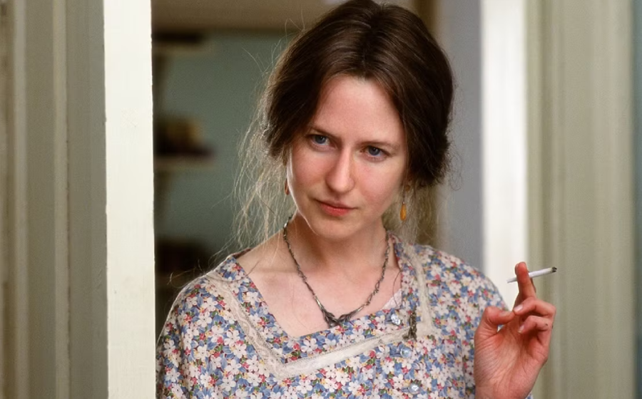 kvinne som røyker sigarett