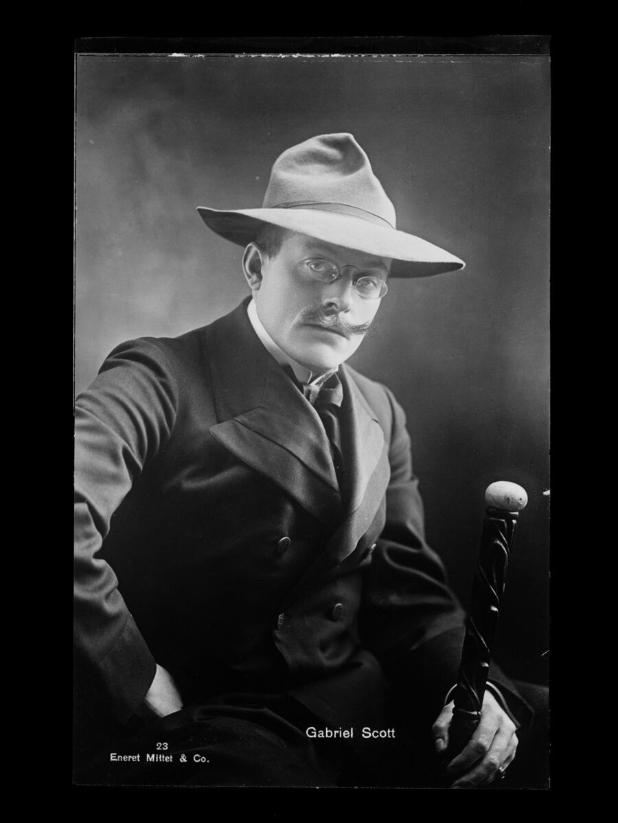 Gammelt portrett av mann med hatt 