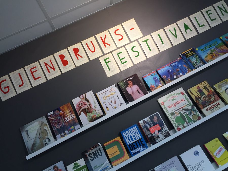 Velkommen til den årlige gjenbruksfestivalen på Vågsbygd bibliotek Foto av utstilling av bøker relevante ifm gjenbruk