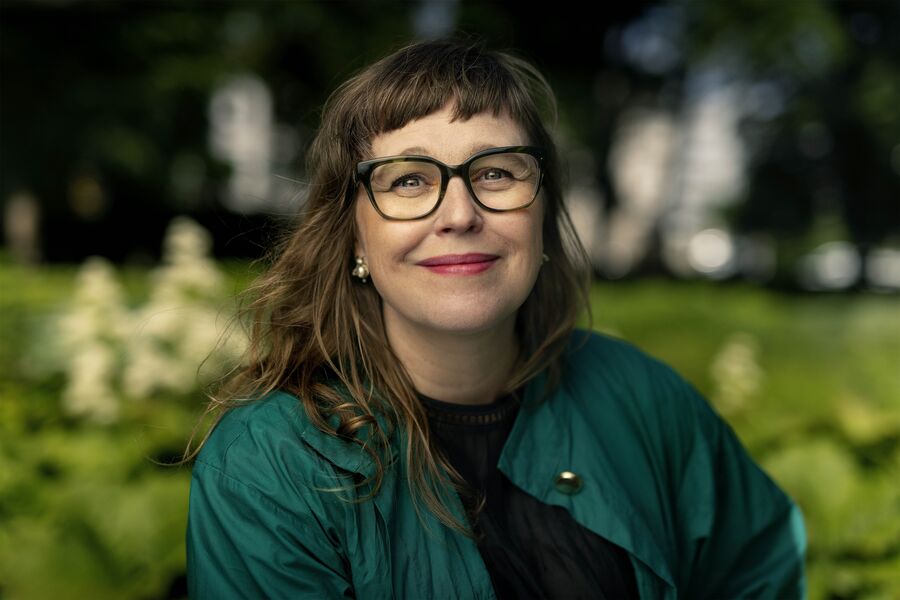 Forfatter Hilde Østby gjester fredagslunsj i desember.