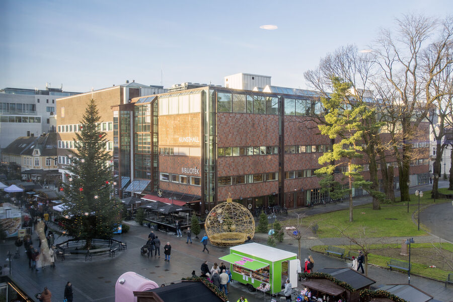 Torg med mennesker og markedsboder