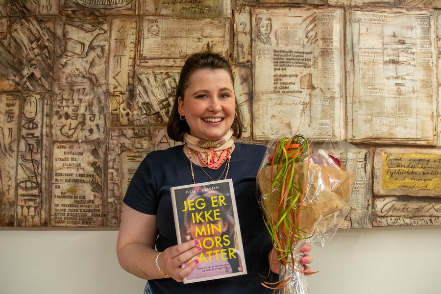 Julia F. Klausen har skrevet bok om sin rystende oppvekst.