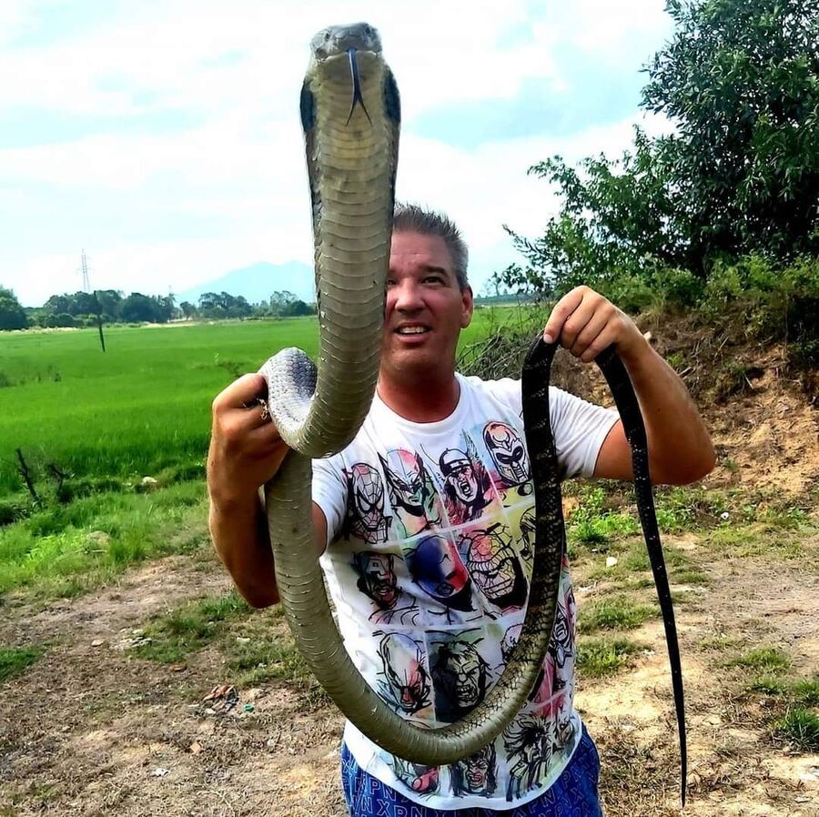 Bilde av mann med slange