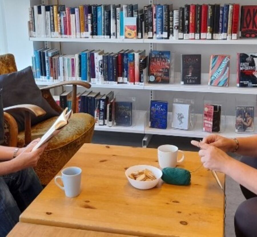 Jobb med håndarbeidet ditt mens du blir lest for. Strikketøy og høytlesning.