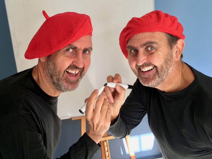 To blide menn med røde alpeluer som tegner