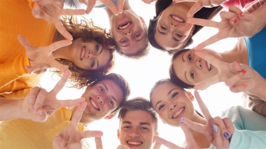 Smilende ansikter i sirkel