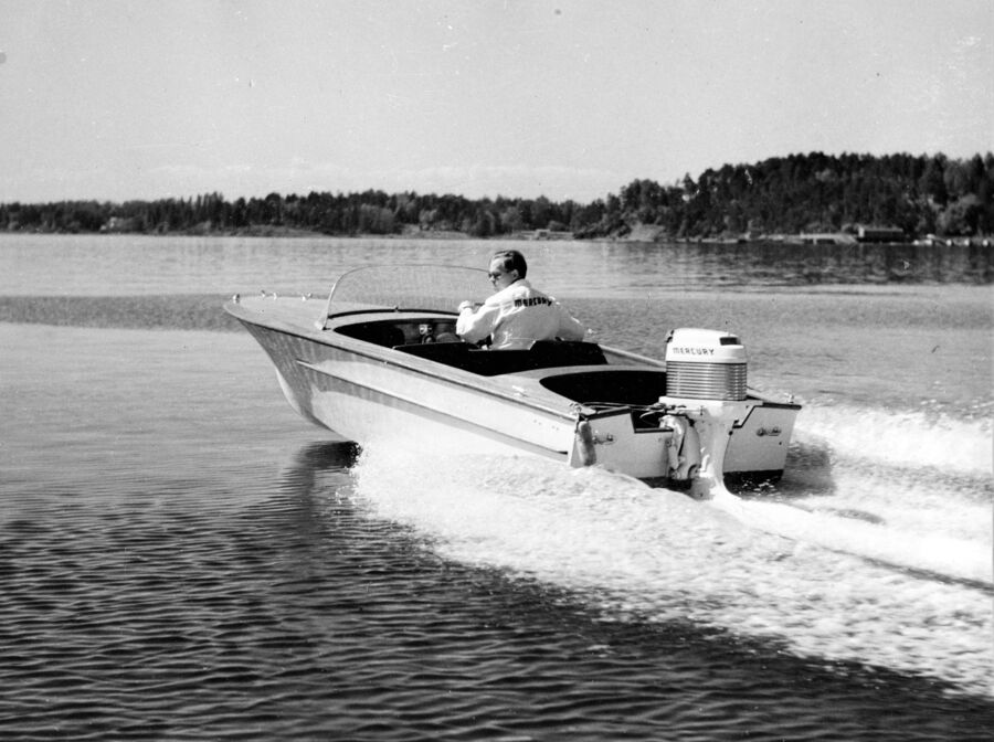 Fotografi tatt i reklameøyemed av en Ancas «Sea Prince» på 14 fot. Ancas som holdt til på Tromøy i Arendal var Norges første plastbåtprodusent.